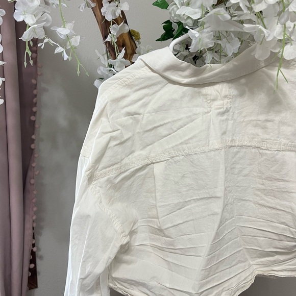 Elegant White Button-Up Women's Top - Picture 6 of 7